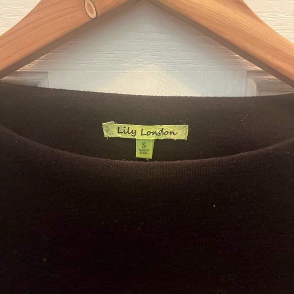 PRE-OWNED LILY LONDON WOMEN'S BLACK KNIT TOP WITH FAUX FUR CUFFS- SMALL - Picture 3 of 5